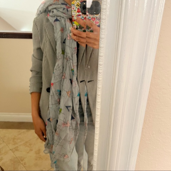 Abstract printed grey scarf - Picture 5 of 6